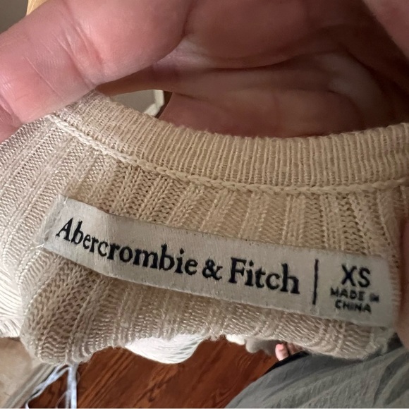 Abercrombie & Fitch cropped short sleeve button down ruffle hem sweater- xs - Picture 12 of 12